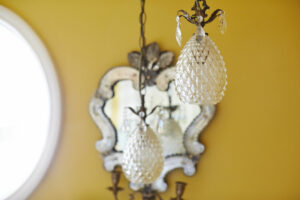 Classic bulbs design for dining area